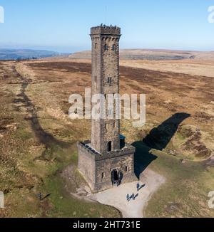 Peel Tower, Bury , Greater Manchester, UK Wetter. Ein schöner Tag im Großraum Manchester begrüßt den Peel Tower Dieses bekannte Wahrzeichen von Bury wurde 1852 erbaut und zu Ehren eines der berühmtesten Söhne Burys, Sir Robert Peel, dem Gründer der Polizei und Premierminister 1841-1846, errichtet. Kredit : Tom McAtee/Alamy Live Nachrichten Stockfoto