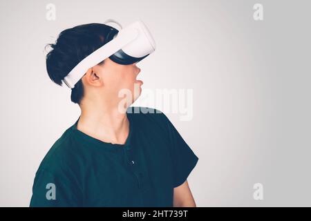 Porträt des jungen asiatischen Mann trägt Brille virtuelle Realität mit aufgeregt isoliert auf weißem Hintergrund, Metaverse Technologie und Gerät, Innovation für Stockfoto