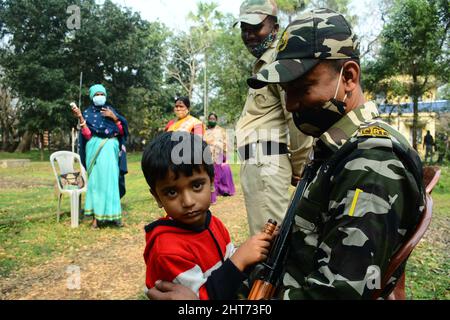 Santiniketan, Indien. 27.. Februar 2022. Die West Bengal State Election Commission (SEC) hat eine Notifikation herausgegeben, in der 108 Gemeinden am 27. Februar 2022 gewählt werden. Die Wahlen finden in Bolpur, Westbengalen, Indien, statt. (Foto: Samiran Nandy/Pacific Press) Quelle: Pacific Press Media Production Corp./Alamy Live News Stockfoto