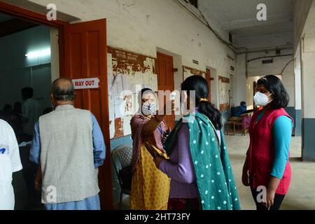 Santiniketan, Indien. 27.. Februar 2022. Die West Bengal State Election Commission (SEC) hat eine Notifikation herausgegeben, in der 108 Gemeinden am 27. Februar 2022 gewählt werden. Die Wahlen finden in Bolpur, Westbengalen, Indien, statt. (Foto: Samiran Nandy/Pacific Press) Quelle: Pacific Press Media Production Corp./Alamy Live News Stockfoto