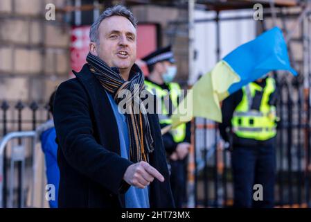 Edinburgh, Großbritannien. 27.. Februar 2022. Im Bild: Alex Cole-Hamilton, Anführer der schottischen Lib Dems, kämpft vor dem russischen Generalkonsulat in Edinburgh gegen die russische Invasion in der Ukraine. Kredit: Rich Dyson/Alamy Live Nachrichten Stockfoto