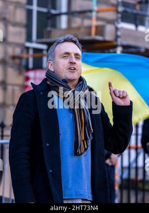 Edinburgh, Großbritannien. 27.. Februar 2022. Im Bild: Alex Cole-Hamilton, Anführer der schottischen Lib Dems, kämpft vor dem russischen Generalkonsulat in Edinburgh gegen die russische Invasion in der Ukraine. Kredit: Rich Dyson/Alamy Live Nachrichten Stockfoto