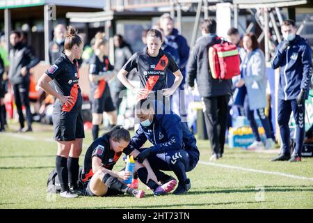 London, Großbritannien. 27.. Februar 2022. London, England, Februar 27. 2 Lucy Graham (17 Everton) wird während des Vitality Womens FA Cup-Spiels zwischen Charlton Athletic und Everton im Oakwood in London, England, behandelt. Liam Asman/SPP Credit: SPP Sport Press Photo. /Alamy Live News Stockfoto