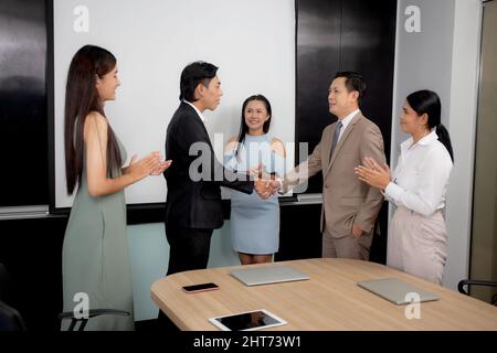 Geschäftsmann oder Manager schütteln Hände mit Partnerschaft für die Vereinbarung des Geschäfts im Büro, Chef Meeting Konferenz mit Mitarbeiter und Teil Stockfoto