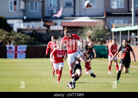 London, Großbritannien. 27.. Februar 2022. London, England, Februar 27. 2 Hannah Godfrey (25 Charlton Athletic) und Lucy Graham (17 Everton) kollidieren während des Vitality Womens FA Cup-Spiels zwischen Charlton Athletic und Everton im Oakwood in London, England. Liam Asman/SPP Credit: SPP Sport Press Photo. /Alamy Live News Stockfoto