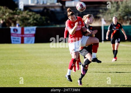 London, Großbritannien. 27.. Februar 2022. London, England, Februar 27. 2 Hannah Godfrey (25 Charlton Athletic) und Lucy Graham (17 Everton) kollidieren während des Vitality Womens FA Cup-Spiels zwischen Charlton Athletic und Everton im Oakwood in London, England. Liam Asman/SPP Credit: SPP Sport Press Photo. /Alamy Live News Stockfoto