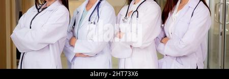 Gruppe von Team-Ärzte und Assistentin stehen und Arme gekreuzt mit zuversichtlich im Krankenhaus, medizinische und Erfolg, Teamwork der Ärztin Frau und Diversi Stockfoto