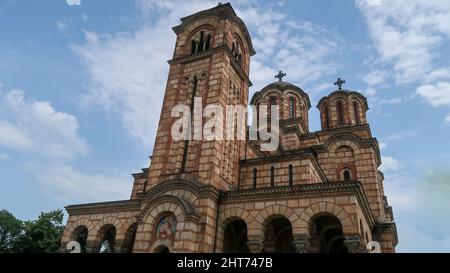 Nahaufnahme der Markuskirche während eines sonnigen Tages in Belgrad, Serbien Stockfoto