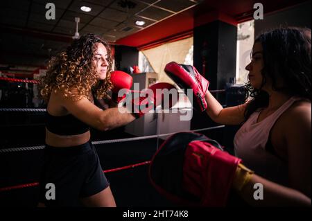 Zwei junge kaukasische Mädchen trainieren in einem Boxring Stockfoto