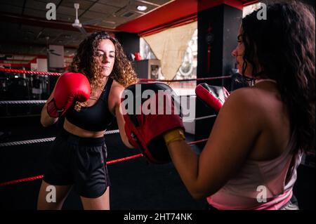 Kaukasische Frauen üben Boxen im Ring Stockfoto