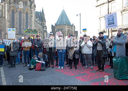 Edinburgh, Schottland, Großbritannien. 27.. Februar 2022. Protest gegen Russlands Vorgehen in der Ukraine vor dem russischen Konsulat. Einige hundert Menschen jeden Alters nahmen an dieser Unterstützungsschau für die Menschen in der Ukraine Teil, bevor sie durch das Stadtzentrum marschierten, bevor sie am schottischen Parlamentsgebäude landten. Kredit: Archwhite/alamy Live Nachrichten Stockfoto