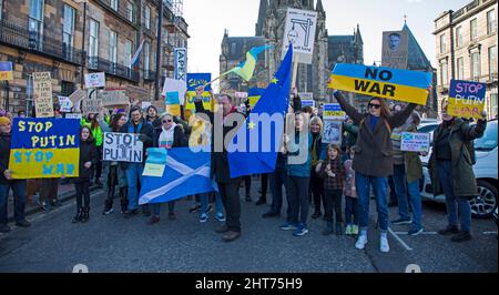 Edinburgh, Schottland, Großbritannien. 27.. Februar 2022. Protest gegen Russlands Vorgehen in der Ukraine vor dem russischen Konsulat. Einige hundert Menschen jeden Alters nahmen an dieser Unterstützungsschau für die Menschen in der Ukraine Teil, bevor sie durch das Stadtzentrum marschierten, bevor sie am schottischen Parlamentsgebäude landten. Kredit: Archwhite/alamy Live Nachrichten Stockfoto