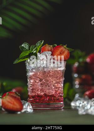 Frische Limonade mit Eis, Minze und Erdbeere. Eistee mit Erdbeeren und Minze. Auf weißem Hintergrund. Selektiver Fokus Stockfoto