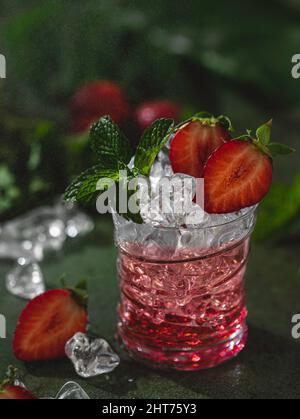 Frische Limonade mit Eis, Minze und Erdbeere. Eistee mit Erdbeeren und Minze. Auf weißem Hintergrund. Selektiver Fokus Stockfoto