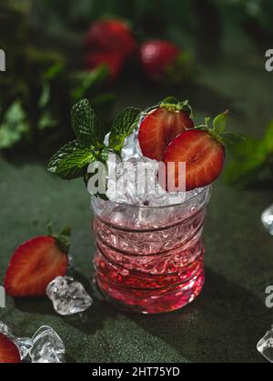 Frische Limonade mit Eis, Minze und Erdbeere. Eistee mit Erdbeeren und Minze. Auf weißem Hintergrund. Selektiver Fokus Stockfoto