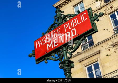 Foto des Metro-Eingangs „Passage public Metro“ in Paris Stockfoto