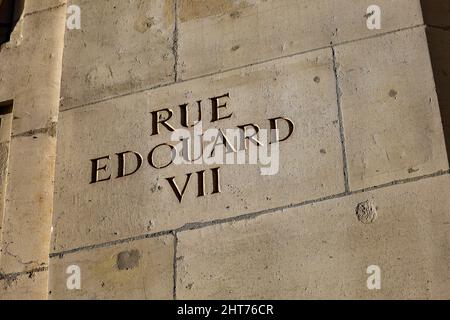 Typischer Straßenname, Rue Edouard VII, geschnitzt an einer Wand in Paris, Frankreich Stockfoto