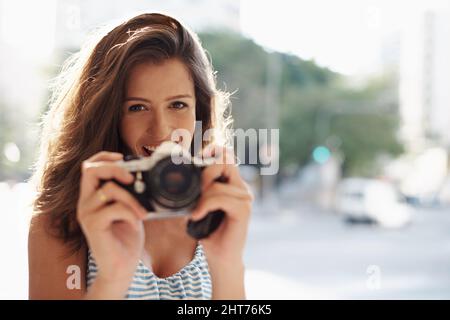 Fotografieren von allem im Urlaub. Eine kurze Aufnahme einer attraktiven jungen Frau in einer städtischen Umgebung. Stockfoto