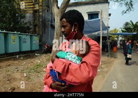 Santiniketan, Westbengalen, Indien. 27.. Februar 2022. Die West Bengal State Election Commission (SEC) hat eine Notifikation herausgegeben, in der 108 Gemeinden am 27. Februar 2022 gewählt werden. Die Wahlen finden in Bolpur, Westbengalen, Indien, statt. (Bild: © Samiran Nandy/Pacific Press via ZUMA Press Wire) Stockfoto