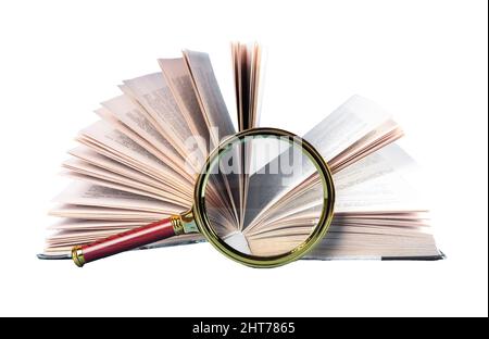 Offenes Buch mit Lupe isoliert auf weißem Hintergrund. Informationssuche und -Analyse, Durchführung von Forschungskonzepts. Hochwertige Fotos Stockfoto
