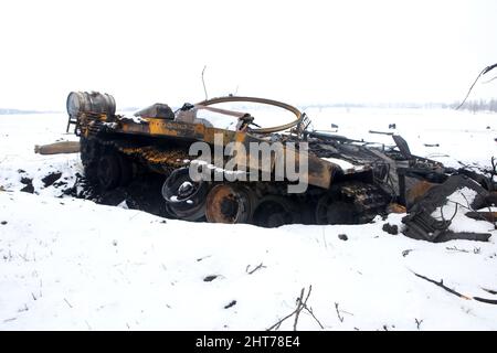 Nicht exklusiv: KHARKIV, UKRAINE - 26. FEBRUAR 2022 - Ein zerstörtes Militärfahrzeug ist am Stadtrand von Kharkiv im Nordosten der Ukraine abgebildet. Stockfoto