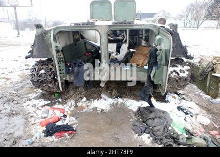 Nicht exklusiv: KHARKIV, UKRAINE - 26. FEBRUAR 2022 - Ein zerstörtes Militärfahrzeug ist am Stadtrand von Kharkiv im Nordosten der Ukraine abgebildet. Stockfoto