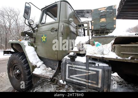 Non Exclusive: KHARKIV, UKRAINE - 26. FEBRUAR 2022 - Ein zerstörter LKW ist am Stadtrand von Kharkiv, im Nordosten der Ukraine, abgebildet. Stockfoto