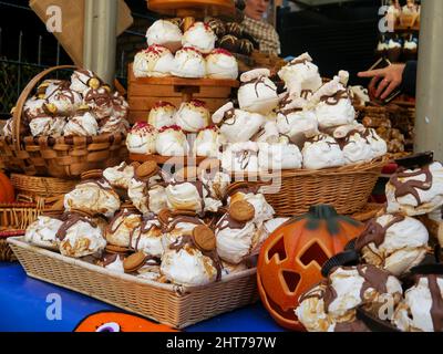 Gebäck wird an einem Marktstand verkauft Stockfoto