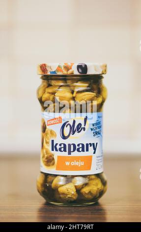 Vertikale Aufnahme von Kapern der Marke Ole in einem Glasglas mit verschwommenem Hintergrund Stockfoto