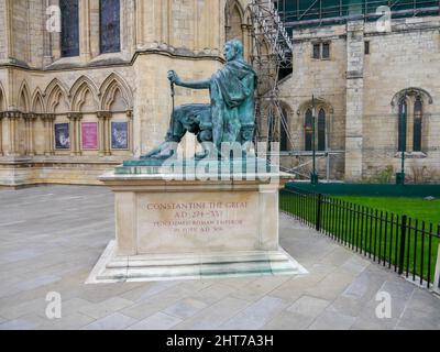 Die Statue von Kaiser Konstantin dem Großen außerhalb von York Minster, York, England Stockfoto