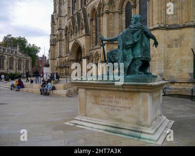 Die Statue von Kaiser Konstantin dem Großen außerhalb von York Minster, York, England Stockfoto