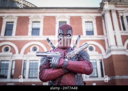 London, Großbritannien. 27.. Februar 2022. Engagierte Cos-Spieler kommen für den zweiten Tag der London Comic Con Frühjahrstaagung am Veranstaltungsort Olympia London an. Kredit: Guy Corbishley/Alamy Live Nachrichten Stockfoto