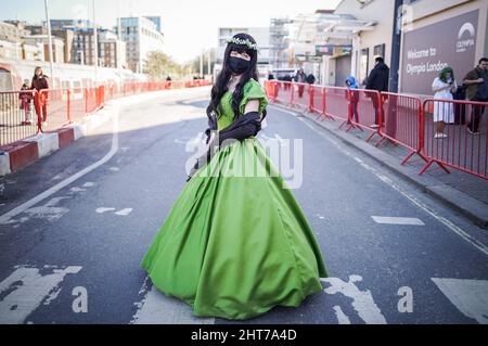 London, Großbritannien. 27.. Februar 2022. Engagierte Cos-Spieler kommen für den zweiten Tag der London Comic Con Frühjahrstaagung am Veranstaltungsort Olympia London an. Kredit: Guy Corbishley/Alamy Live Nachrichten Stockfoto