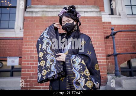 London, Großbritannien. 27.. Februar 2022. Engagierte Cos-Spieler kommen für den zweiten Tag der London Comic Con Frühjahrstaagung am Veranstaltungsort Olympia London an. Kredit: Guy Corbishley/Alamy Live Nachrichten Stockfoto