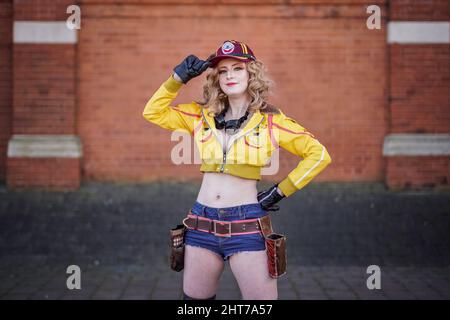 London, Großbritannien. 27.. Februar 2022. Engagierte Cos-Spieler kommen für den zweiten Tag der London Comic Con Frühjahrstaagung am Veranstaltungsort Olympia London an. Kredit: Guy Corbishley/Alamy Live Nachrichten Stockfoto