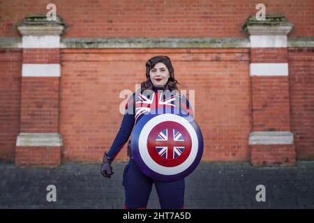 London, Großbritannien. 27.. Februar 2022. Engagierte Cos-Spieler kommen für den zweiten Tag der London Comic Con Frühjahrstaagung am Veranstaltungsort Olympia London an. Kredit: Guy Corbishley/Alamy Live Nachrichten Stockfoto