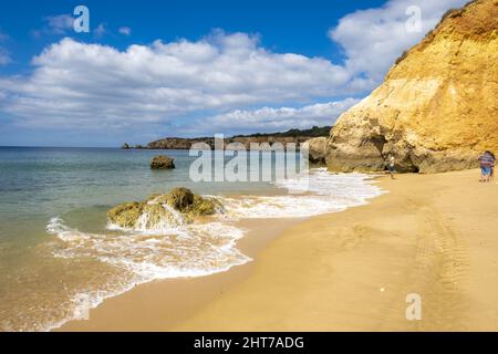 Malerische goldene Klippen am Strand Praia do Vau in Portimao, Algarve, Portugal Stockfoto