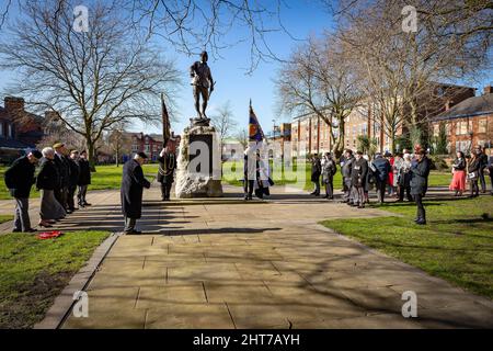 Warrington, Hes. 27.. Februar 2022. Alte Soldaten der Regimentsvereinigung des Duke of Lancaster beim Gedenkgottesdienst für den Vorwurf des Pieter's Hill im Burenkrieg. Veranstaltet in Queen's Gardens, Warrington. Quelle: John Hopkins/Alamy Live News Stockfoto