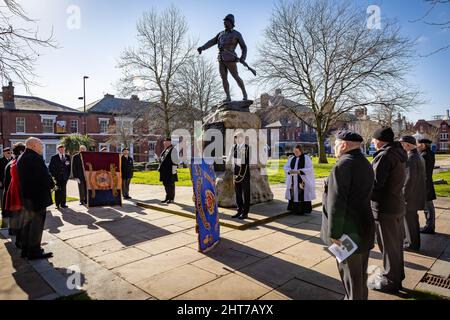 Warrington, Hes. 27.. Februar 2022. Die Regimental Association des Duke of Lancaster, beim Gedenkgottesdienst für die Anklage des Pieter's Hill im Burenkrieg. Die Standards werden gesenkt, wenn The Last Post und Reville gespielt werden. Quelle: John Hopkins/Alamy Live News Stockfoto