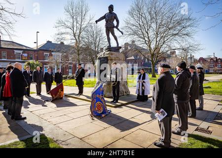 Warrington, Hes. 27.. Februar 2022. Die Regimental Association des Duke of Lancaster, beim Gedenkgottesdienst für die Anklage des Pieter's Hill im Burenkrieg. Die Standards werden gesenkt, wenn The Last Post und Reville gespielt werden. Quelle: John Hopkins/Alamy Live News Stockfoto