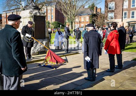 Warrington, Hes. 27.. Februar 2022. Die Regimental Association des Duke of Lancaster, beim Gedenkgottesdienst für die Anklage des Pieter's Hill im Burenkrieg. Die Standards für die letzte Post werden gesenkt, da ein alter Soldat grüßt. Quelle: John Hopkins/Alamy Live News Stockfoto