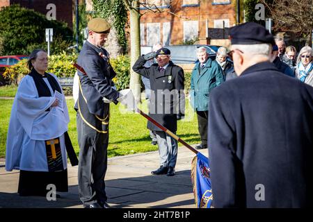 Warrington, Hes. 27.. Februar 2022. Die Regimental Association des Duke of Lancaster, beim Gedenkgottesdienst für die Anklage des Pieter's Hill im Burenkrieg. Die Standards für die letzte Post werden gesenkt, da ein alter Soldat grüßt. Quelle: John Hopkins/Alamy Live News Stockfoto