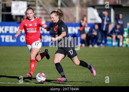 London, Großbritannien. 27.. Februar 2022. London, England, Februar 27. 2 Kiera Skeels (17 Charlton Athletic) und Lucy Graham (17 Everton) in Aktion während des Vitality Womens FA Cup-Spiels zwischen Charlton Athletic und Everton im Oakwood in London, England. Liam Asman/SPP Credit: SPP Sport Press Photo. /Alamy Live News Stockfoto