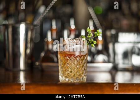 Selektive Aufnahme eines erfrischenden Whiskey-Cocktails im Hintergrund der Bar Stockfoto