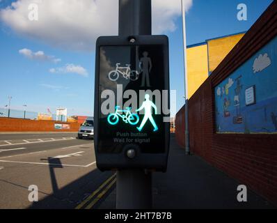 Eine Tukan-Kreuzung, die das grüne Safe to Cross-Schild für einen Fußgänger und ein Fahrrad zeigt Stockfoto