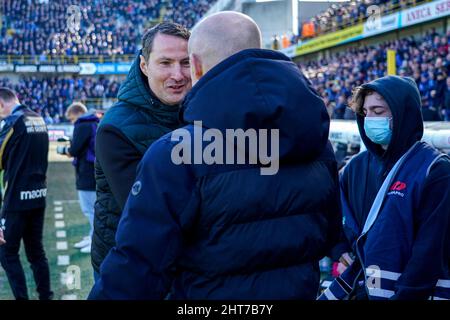 BRÜGGE, BELGIEN - 27. FEBRUAR: Headcoach Brian Priske vom Royal Antwerp FC, Cheftrainer Alfred Schreuder vom Club Brugge vor dem Jupiler Pro League Spiel zwischen Club Brugge und dem Royal Antwerp FC im Jan Breydelstadion am 27. Februar 2022 in Brügge, Belgien (Foto: Jeroen Meuwsen/Orange Picches) Stockfoto