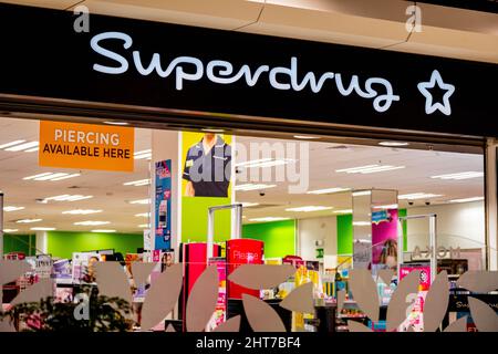 Epsom Surrey UK, Februar 27 2022, Superdrog Retail Chain Shop Front with Logo and No People Stockfoto