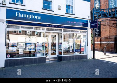 Epsom Surrey UK, Februar 27 2022, Hamptons Estate Agents High Street Retail Outlet With No People Stockfoto