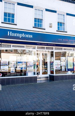 Epsom Surrey UK, Februar 27 2022, Hamptons Estate Agents High Street Retail Outlet With No People Stockfoto