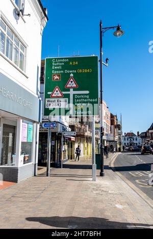 Epsom Surrey UK, Februar 27 2022, Straßenverkehrsrichtung Schild in Epsom Surrey With No People Stockfoto